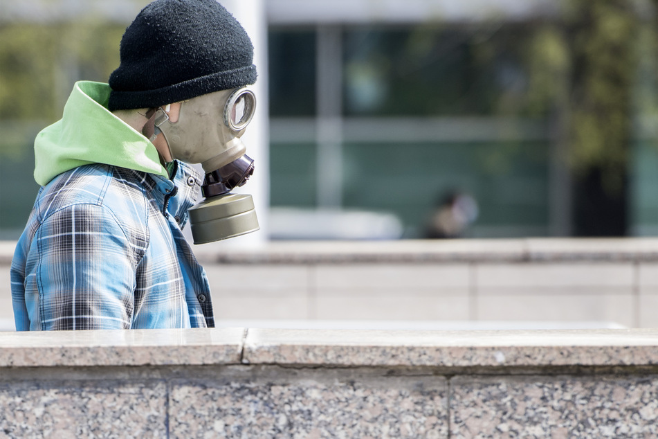 Ein Mann trägt eine Gasmaske zur Unterführung am Hodzovo-Platz in Bratislava, um sich vor dem Coronvirus zu schützen.