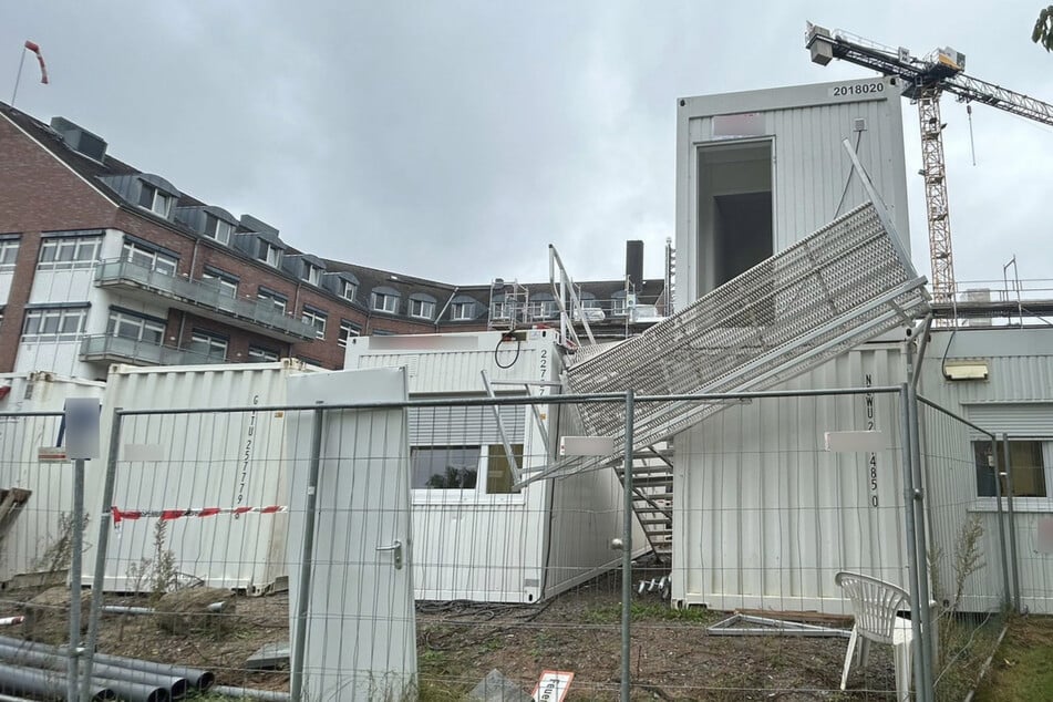 Gerüst auf Krankenhaus-Gelände bricht zusammen: Bauarbeiter stürzen in die Tiefe, 5 Verletzte