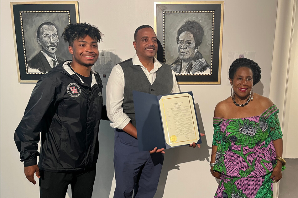 Congresswoman Sheila Jackson Lee (r.) standing in front of the portrait of herself, painted by renowned artist Ted Ellis (c.).