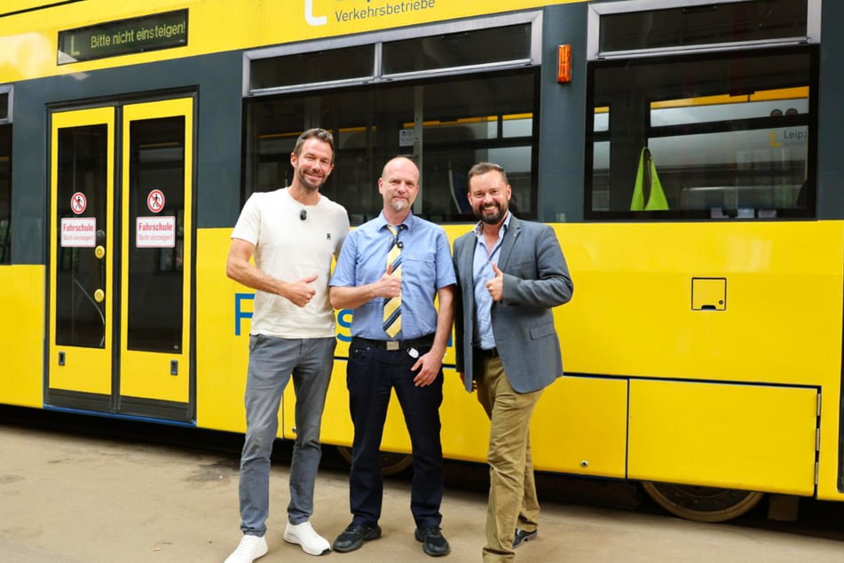 Die LVB waren zufrieden mit der überwachten Probefahrt von Körbs. (v.l.n.r. Moderator Sven Körbs, Fahrlehrer Stefan Grade, LVB-Pressesprecher Marc Backhaus)