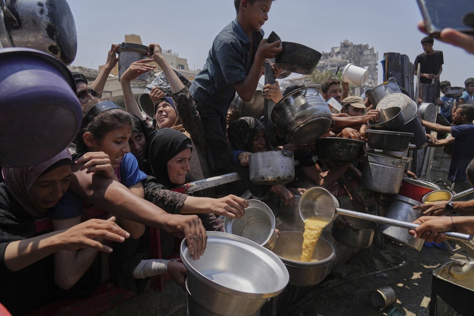 Während mehrere EU-Staaten über Sanktionen für Israel debattieren, kämpfen im Gazastreifen die Menschen täglich ums Überleben.