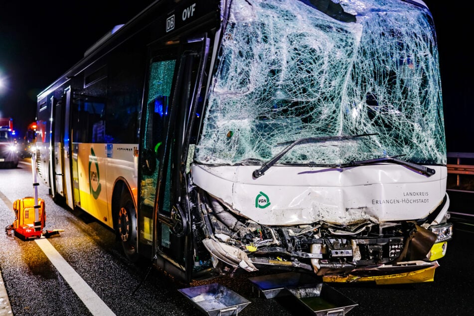 Die Front des Linienbusses wurde bei dem heftigen Unfall auf der A73 bei Erlangen schwer beschädigt.