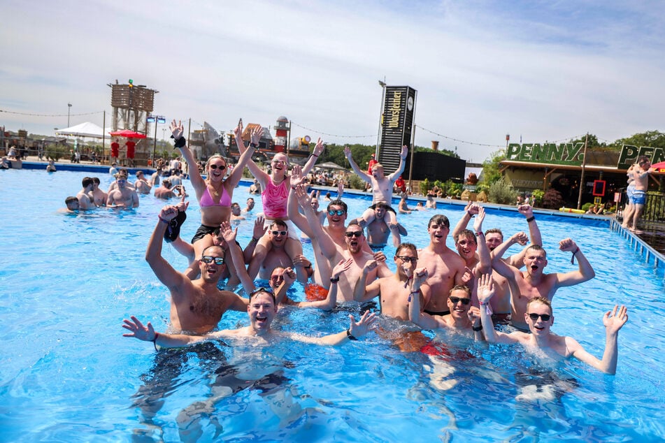Die Festivalbesucher haben Spaß in einem großen Pool auf dem Festivalgelände.