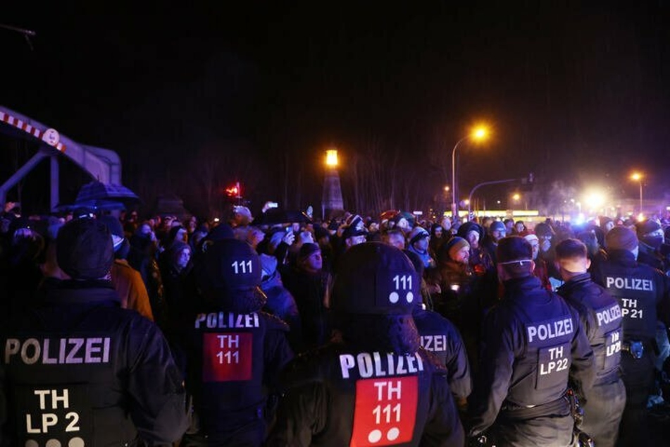 In Greiz in Ostthüringen kamen am Samstagabend etwa 1500 Menschen zusammen, die sich zu einem Aufzug formierten.