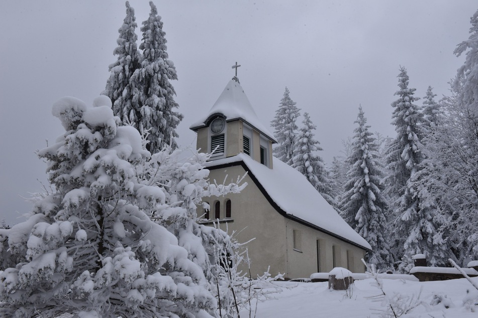 Die kleine Traukapelle ist das Wahrzeichen von Oberbärenburg - derzeit romantisch "eingezuckert".