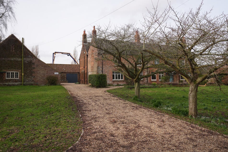 Andrew wurde am Morgen auf seinem Anwesen in Sandringham festgenommen.