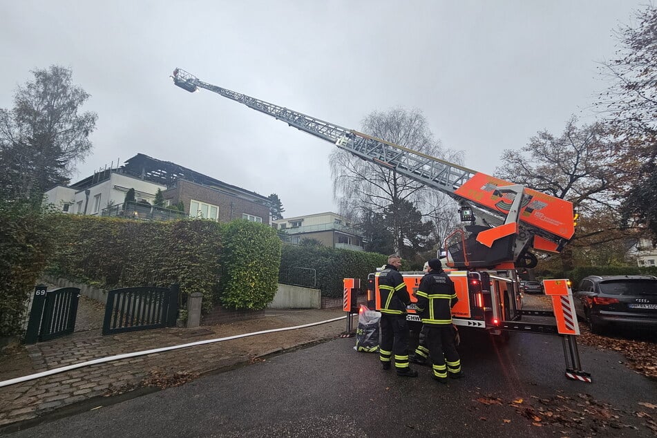 Seit 3.21 Uhr in der Früh ist die Feuerwehr Hamburg im Einsatz.