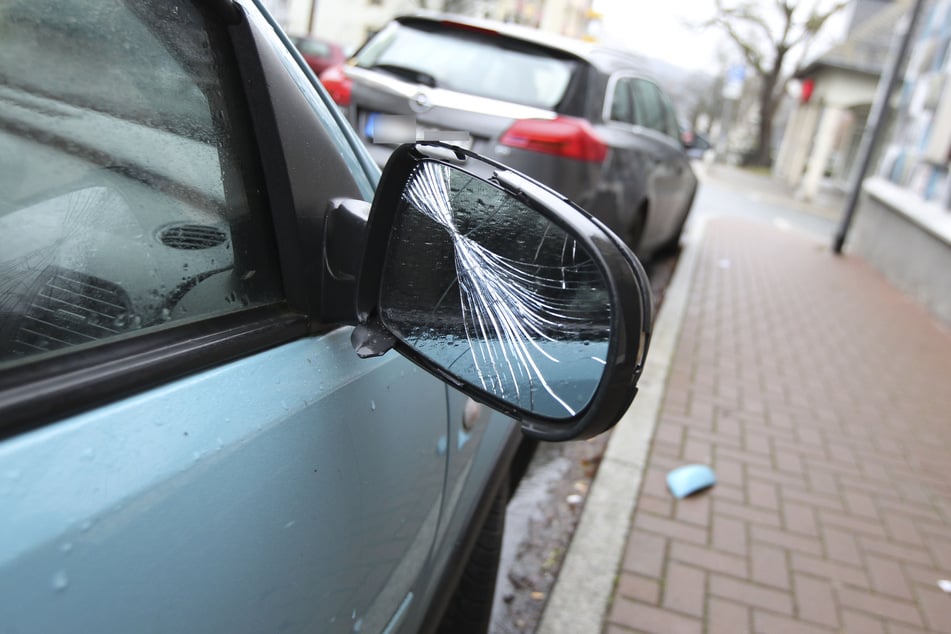 Keine schöne Osterüberraschung: In Limbach-Oberfrohna wurden fünf parkende Autos beschädigt. An einem Fahrzeug wurde der Seitenspiegel demoliert. (Symbolbild)