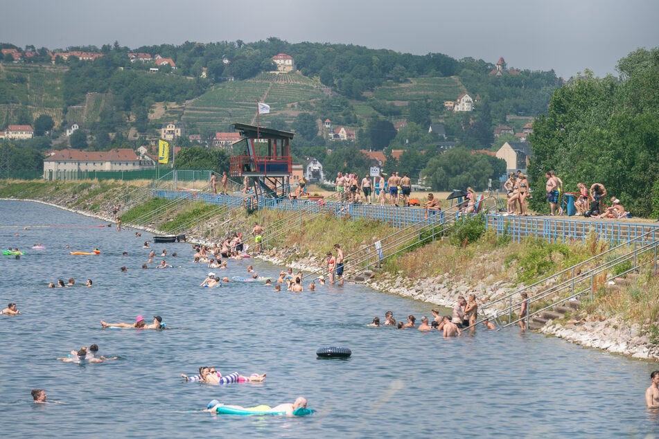 Im Dresdner Stauseebad Cossebaude flüchteten zahlreiche Sachsen ins kühle Wasser.