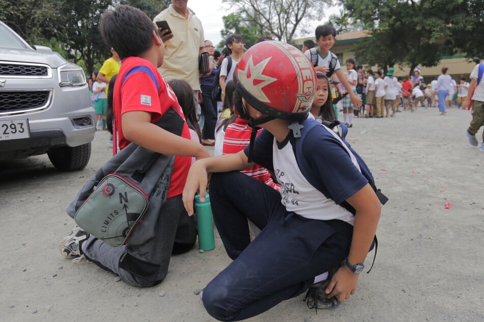 Evakuierte Kinder an einer Schule nach einem starken Erdbeben in Davao City.
