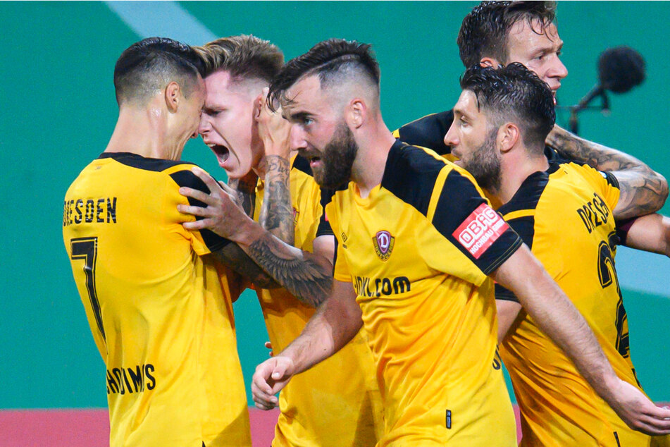 Dynamo um Julius Kade (22, 2.v.l.) und Panagiotis Vlachodimos (29, l.) trifft in der 2. Runde auf den FC St. Pauli, der drei ehemalige Dresdner mit ins Harbig-Stadion bringt.