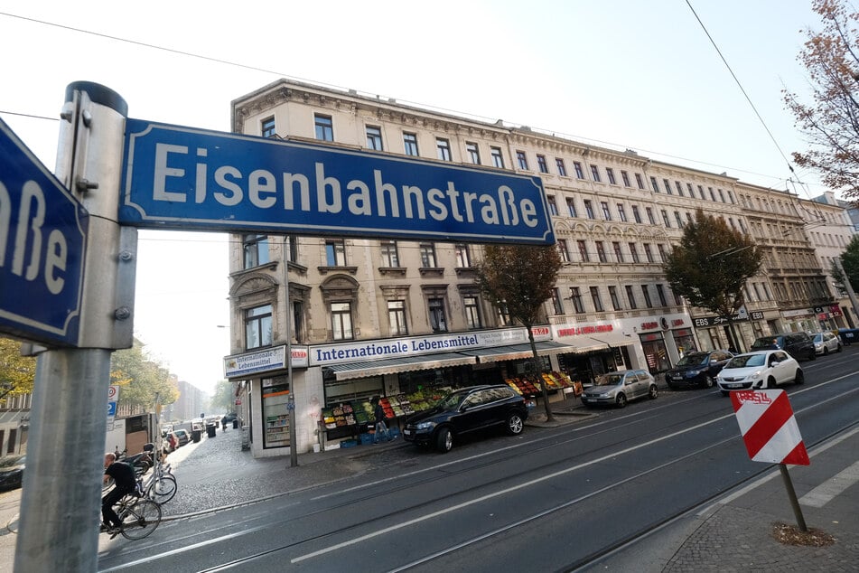 Auf der Leipziger Eisenbahnstraße sprang ein Mann (32) am Montag gegen ein fahrendes Auto. (Archivbild)