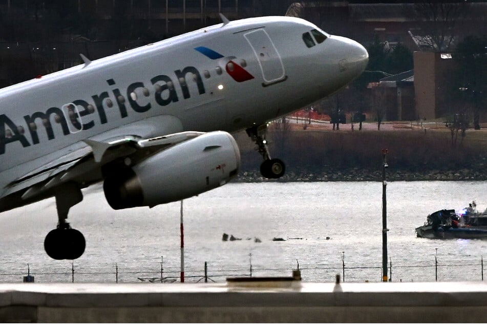 Estes Carter Thompson III (37) filmte Minderjährige auf Toiletten während Flügen mit American Airlines. (Symbolbild)