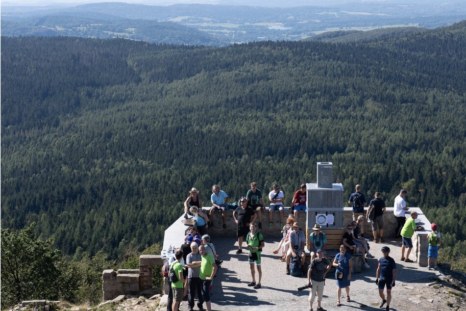 Nackter Mann mit "großem Bierbauch" schlägt Frau auf Berggipfel in Sachsen!