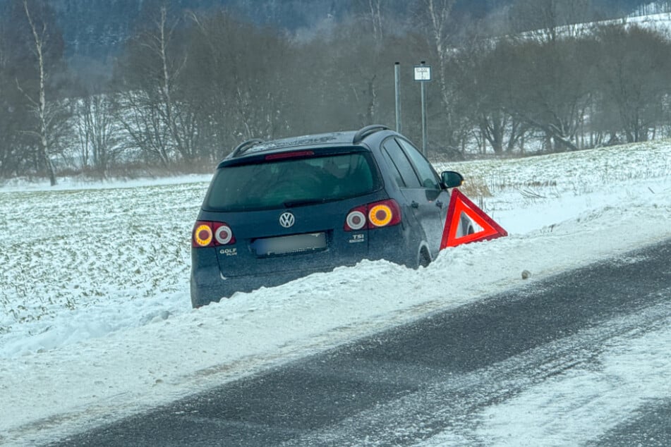 Der VW kam auf der B95 ins Rutschen und landete im Straßengraben.