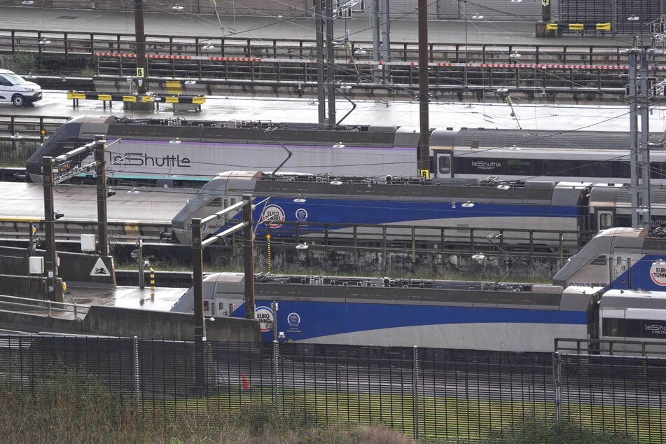 Züge am Le Shuttle-Terminal in Folkestone in Kent stehen still.