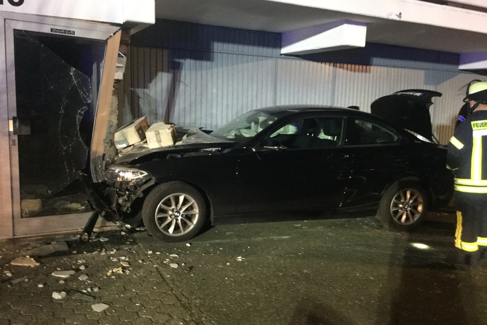 Der BMW war voll in den Hauseingang gekracht.