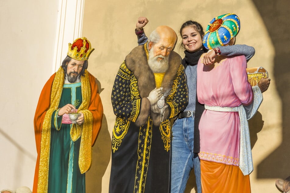 Am Dienstag richtete Mitarbeiterin Liesa (25) die weihnachtlichen Figuren für den Markt im Stallhof ein.