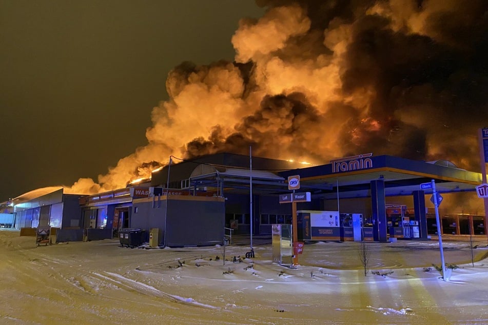 Der Supermarkt steht in Flammen.