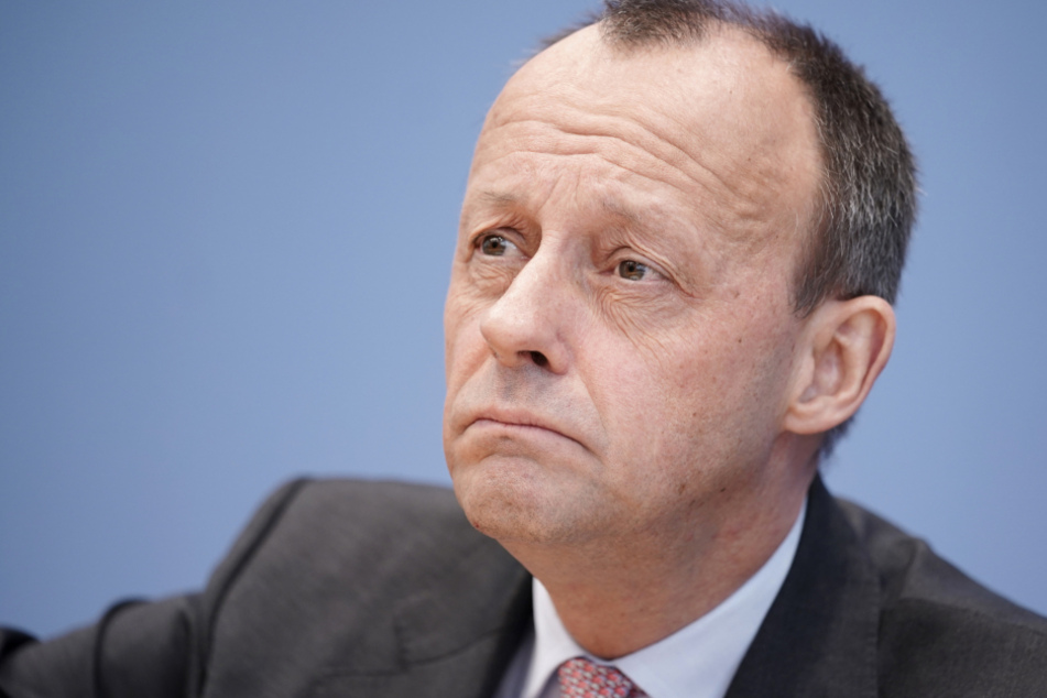 Der CDU-Politiker Friedrich Merz (64) hat die Chefetage des FC Bayern München für das enge Beieinandersitzen beim Bundesliga-Auftakt kritisiert.