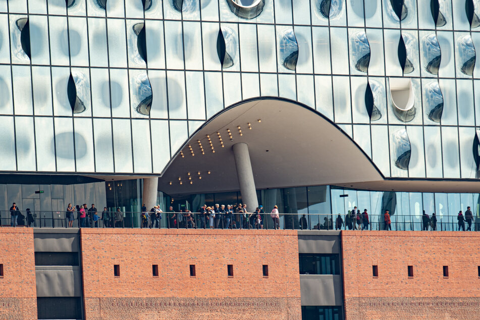 Besucher stehen auf der Plaza der Elbphilharmonie. Für den Besuch der beliebten Aussichtsplattform in der Hamburger Elbphilharmonie könnte bald Eintritt fällig werden.
