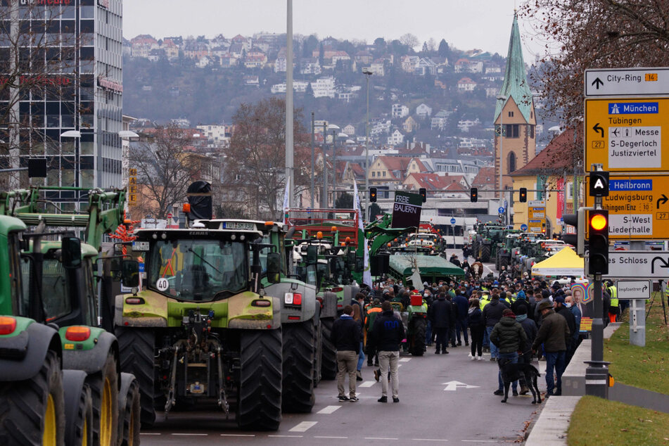 Mit über Hundert Fahrzeugen nehmen Bauern aus ganz Baden-Württemberg am Protest teil.