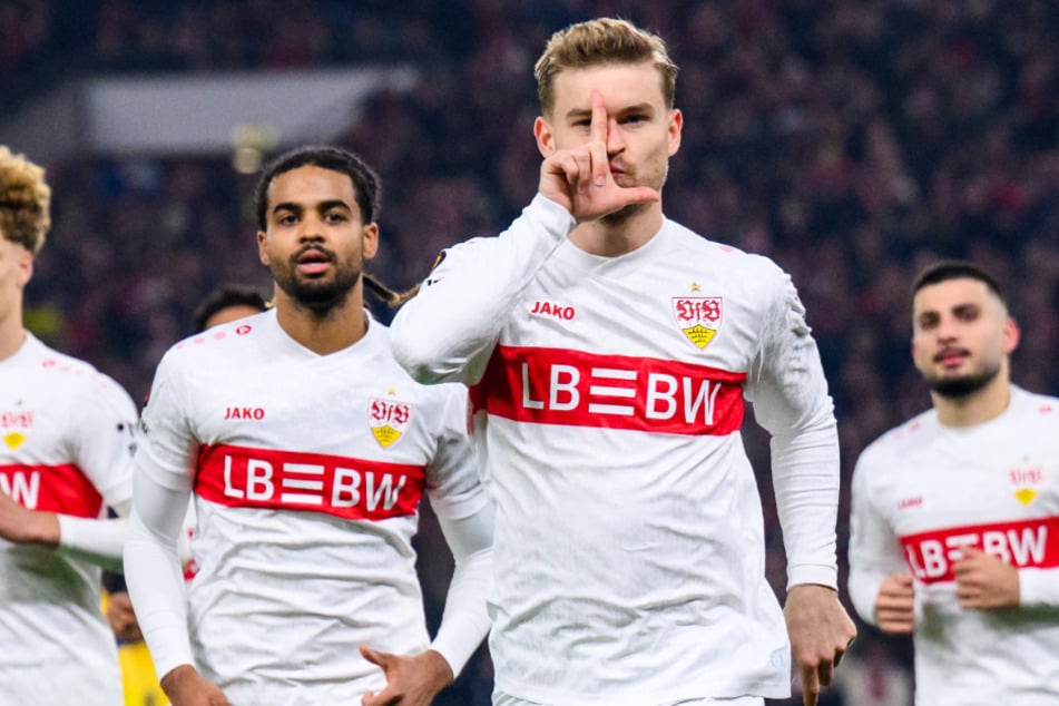 Mit dieser süßen Jubelgeste grüßt VfB-Profi Maxi Mittelstädt (28) seine Frau Lea.