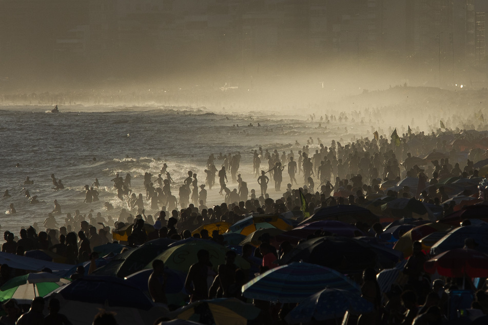 In Brasilien ist gerade Sommer, deshalb gehen die Brasilianer an den Strand. Auf Corona wird keine große Rücksicht genommen.