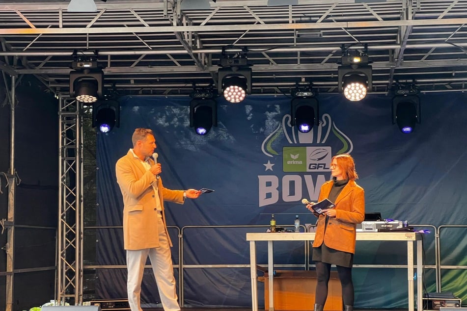 Fabienne Lampe (r.) und Marco Ehrenfried auf der Bühne im Rudolf-Harbig-Stadion.