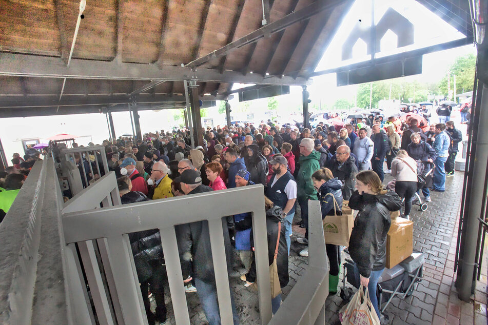 Besucher von der Regionalmesse warten im April 2022 vor dem Eingang des Maimarktes auf die Eröffnung.