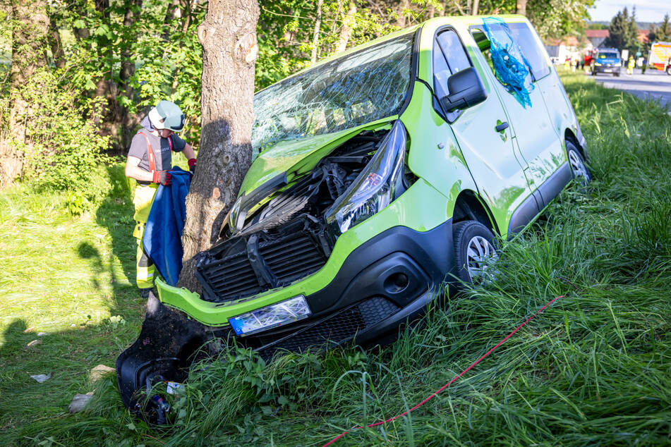 Alle fünf Insassen des Renault Trafic wurden durch die Kollision mit einem Baum verletzt.