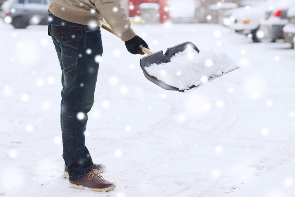 Beim Schneeschieben wurde ein 58-Jähriger zusammengeschlagen. (Symbolbild)