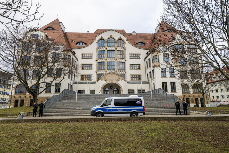 Die Polizei sperrte das Gutenberg-Gymnasium am heutigen Mittwoch.