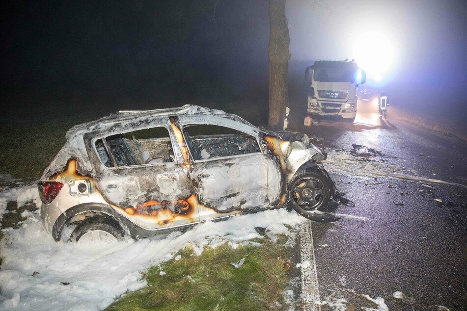 Nach der Kollision mit dem Lkw brannte der Dacia komplett aus.