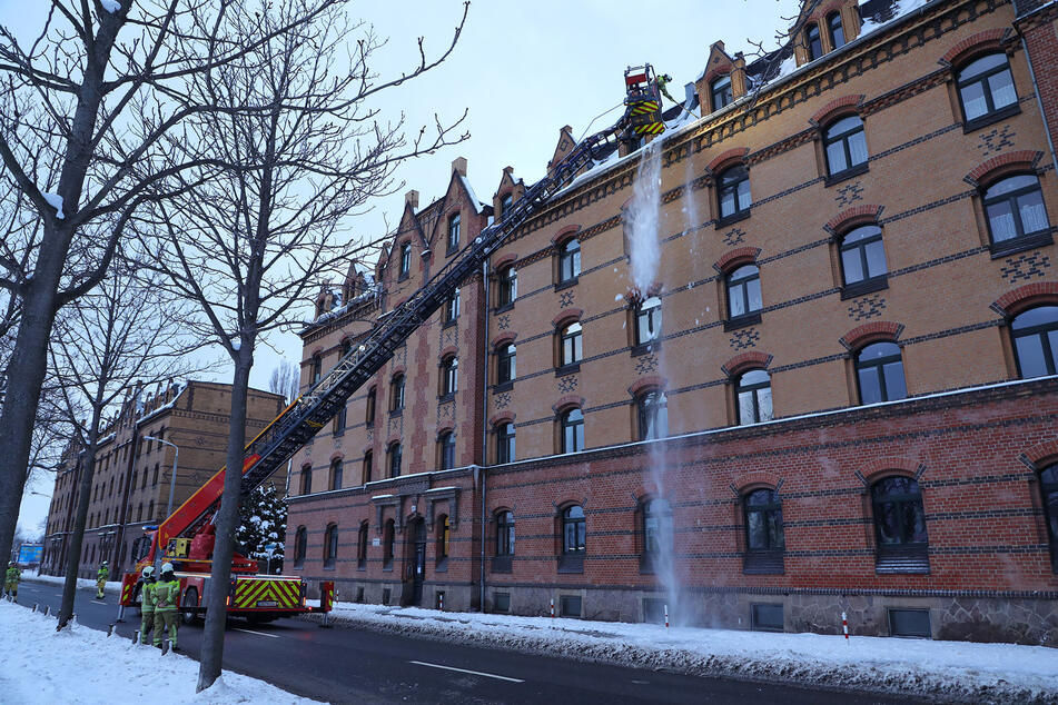 Die Feuerwehr musste am Freitag zu einem Einsatz zum Emerich-Ambros-Ufer.