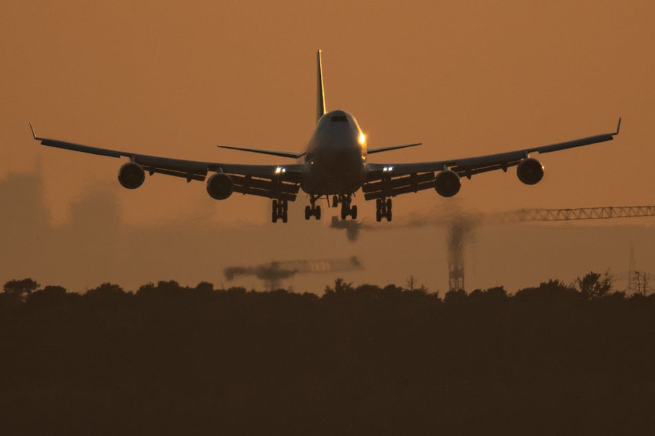 Gefährlicher Start: Boeing-Riesenflieger verliert ein Rad!