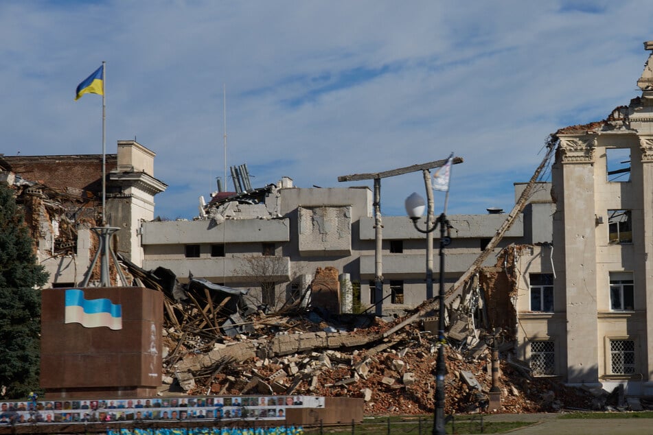 Artillerie, Raketenwerfer, Drohnen – russischer Beschuss hinterlässt in der Region Cherson Tote, Verletzte und Angst. (Archivbild)