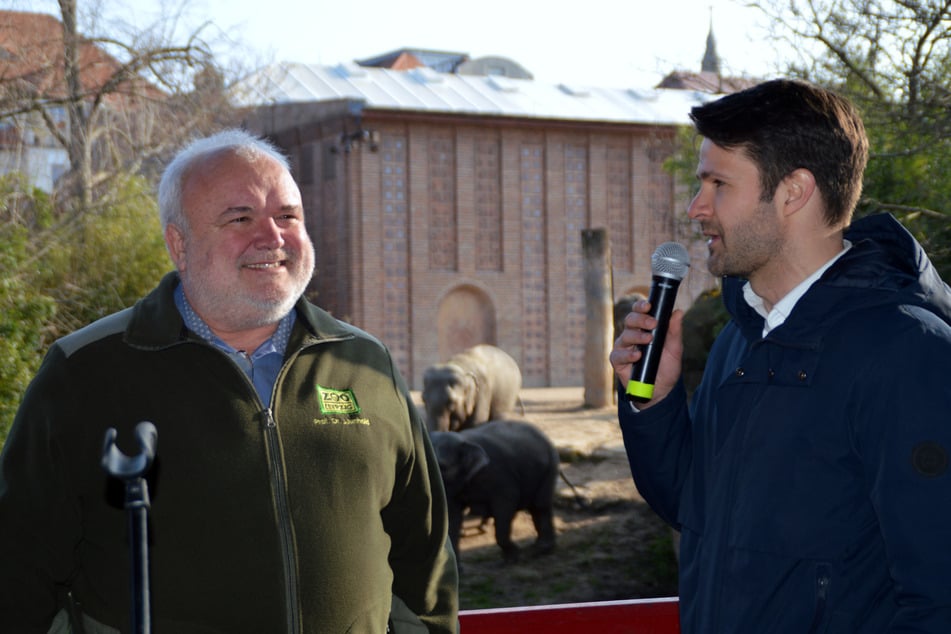 Zoodirektor Prof. Jörg Junhold (l.) und Sven-Matti Kamann, Geschäftsführer der Krostitzer Brauerei (r.) eröffnen die Veranstaltung vorm Elefantentempel.