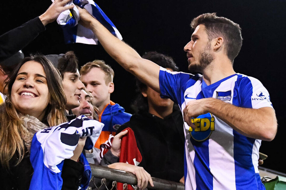 Mathew Leckie (30, r.) wird im Januar 2020 nach einem Freundschaftsspiel in den USA von Fans gefeiert. Der Australier wird Hertha BSC in Richtung Heimat verlassen.