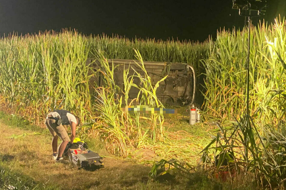 Schwerer Unfall im Maisfeld: Mann (†34) kommt ums Leben, Beifahrer schwer verletzt