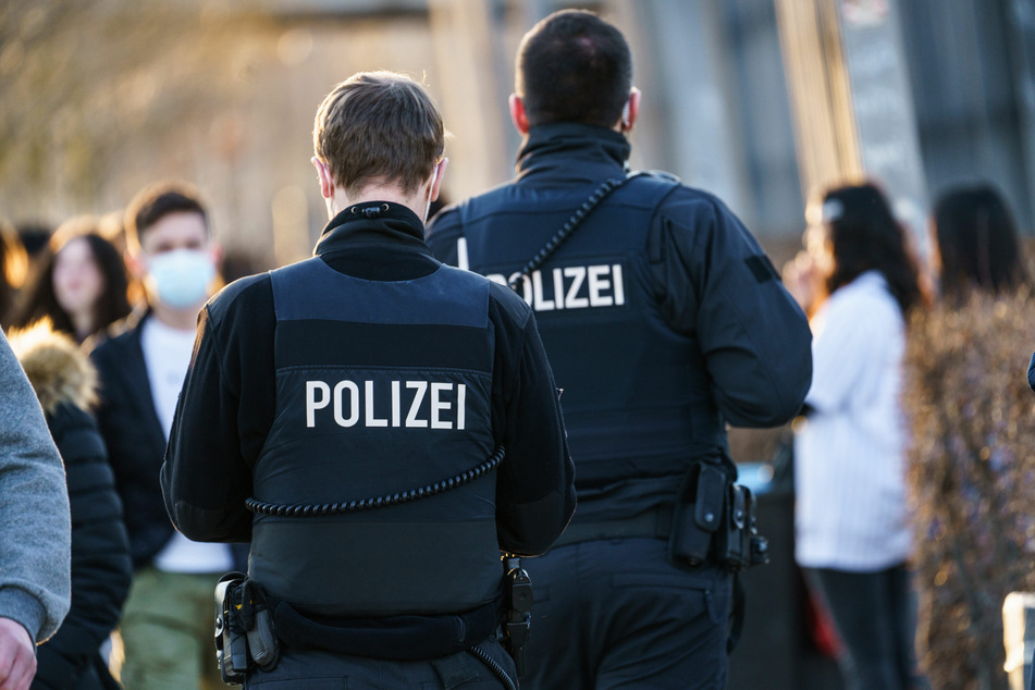Die Polizei hofft nach einer transphoben Gewaltattacke in der Innenstadt von Frankfurt auf zielführende Zeugenhinweise. (Archivbild)