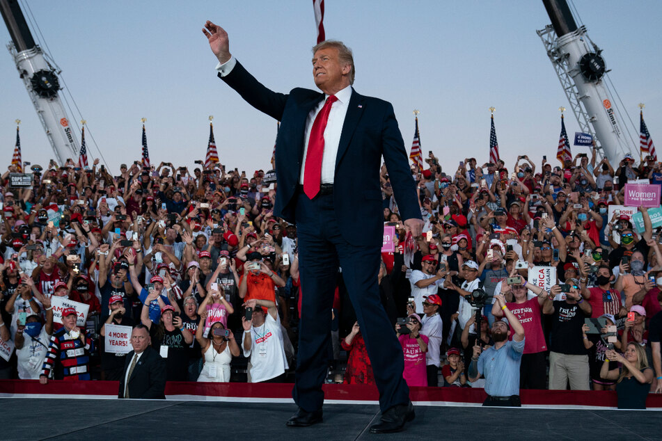 Donald Trump (74) war vor Kurzem am Coronavirus erkrankt. Nun soll er wieder gesund sein und macht weiter Wahlkampf - und zwar ohne Schutzmaske.