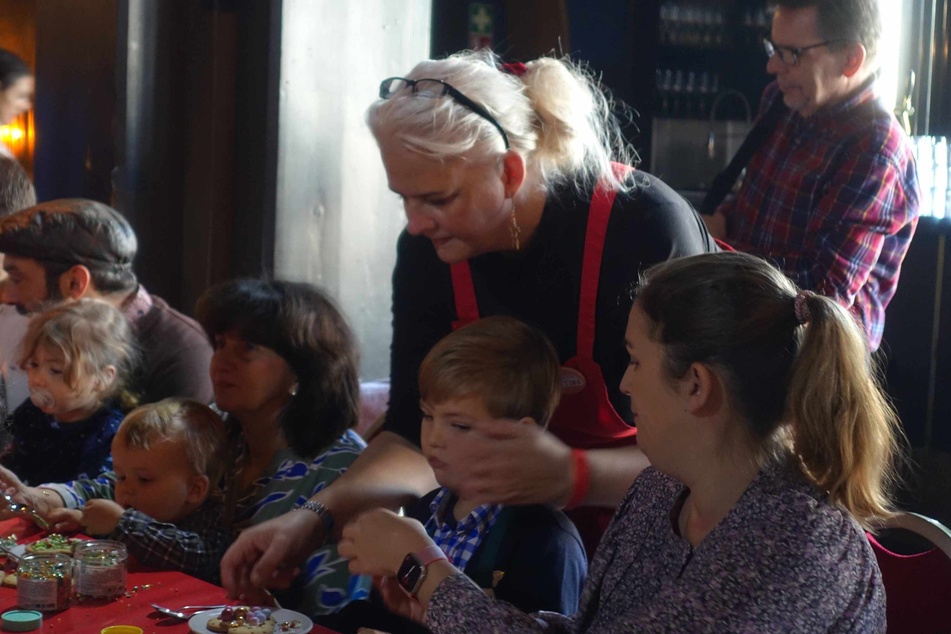 Kinder und Eltern haben zwei Stunden lang mit Bettina Schliephake-Burchardt Weihnachtskekse bemalt und verziert.