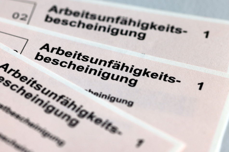 Die Anzahl der Krankschreibungen von Erwerbstätigen in Sachsen-Anhalt ist im Jahr 2022 auf einen Höchstwert geklettert. (Symbolbild)