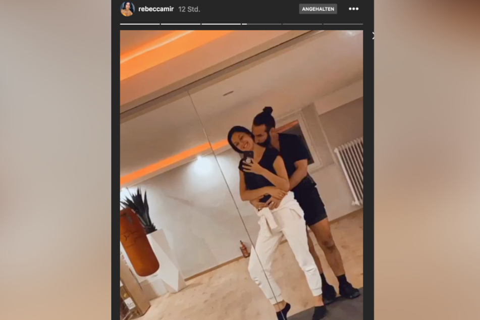 Deutet Massimo Sinatós (39) Handhaltung über Rebecca Mirs (28) Bauch etwa auf baldigen Nachwuchs hin?