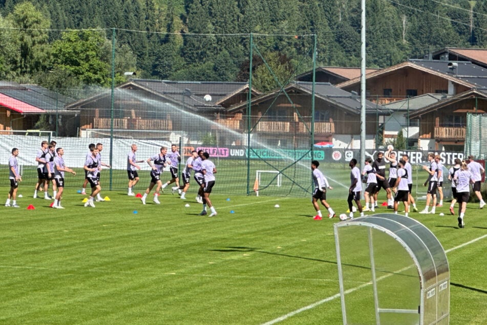 Die erste Trainingseinheit am Dienstag startet mit Einwurf-Übungen zum Aufwärmen.