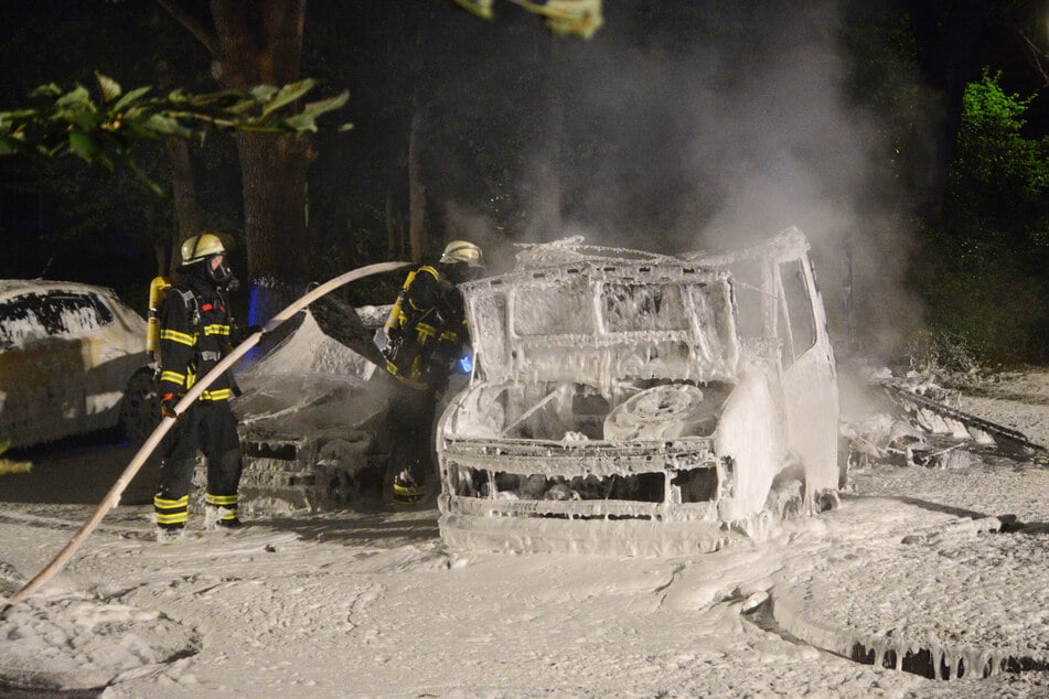 Mit viel Schaum gelingt es den Feuerwehrleuten, den Fahrzeugbrand zu ersticken.