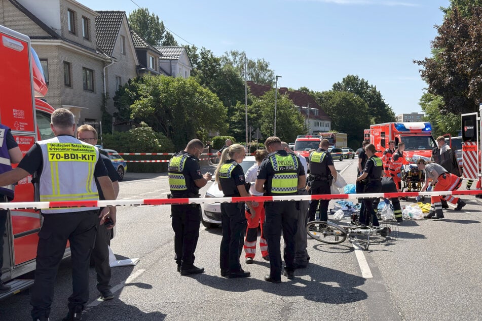 Radfahrer von zwei Autos erfasst: Mann (†57) stirbt noch am Unfallort