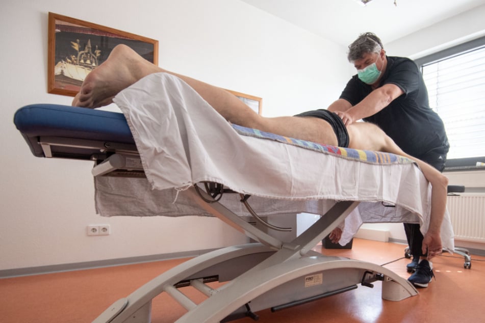 Lucian Kokott behandelt einen Patienten in seiner Tübinger Praxis.