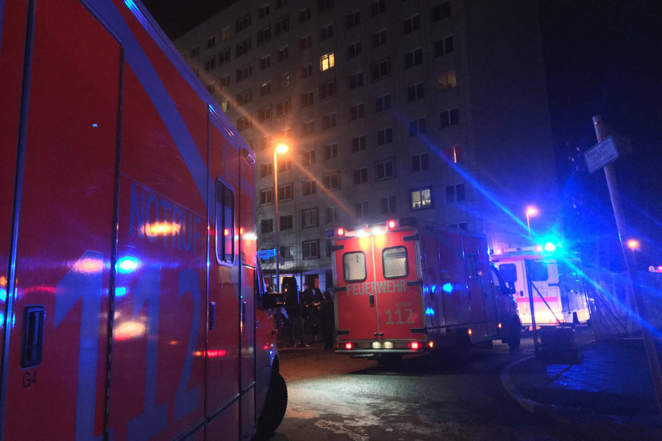 In Berlin-Friedrichshain standen am Donnerstagabend vier Kellerverschläge in einem elfgeschossigen Hochhaus in Flammen.